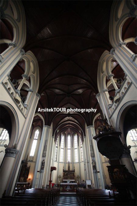 Megahnya interior bangunan Gereja Katedral Jakarta.