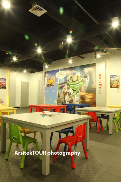 Ruang khusus anak-anak untuk menggambar atau merakit robot-robotan.