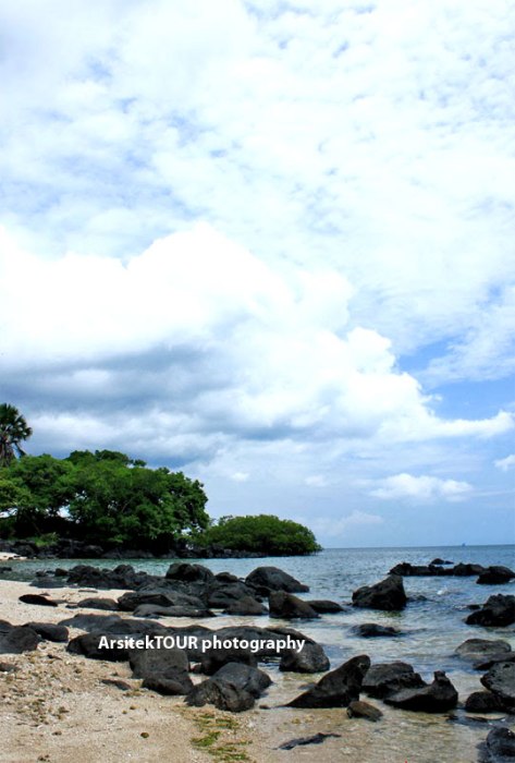 Keindahan Pantai Bama dengan karakteristik batunya.